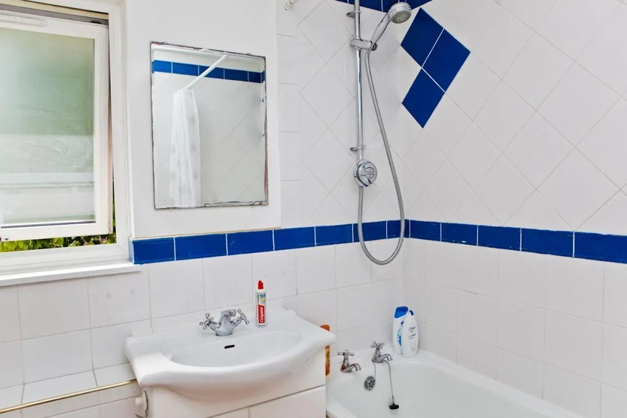 Warm East London Apartment Sleeps 4 0*,