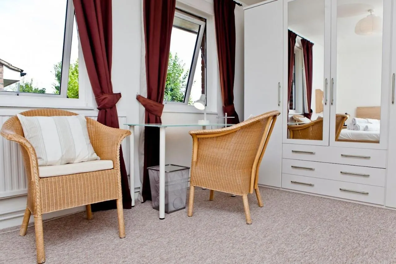 Warm East London Apartment Sleeps 4
